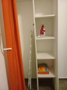 La caraïbe dans la station balnéaire في سانت فرانسوا: سلم في غرفة مع رف كتاب