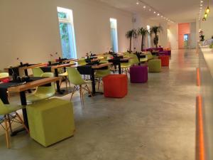 duży pokój ze stołami i krzesłami w obiekcie Hotel Corbie Geel w mieście Geel