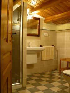 a bathroom with a sink and a toilet and a mirror at Casa Rural El Rincón de Elena in San Esteban de Gormaz