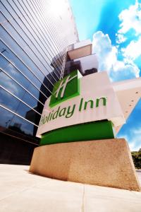 una señal para la entrada a un edificio de una posada en Holiday Inn Bucaramanga Cacique, an IHG Hotel en Bucaramanga