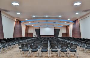 a conference room with chairs and a screen at Holiday Inn Bucaramanga Cacique by IHG in Bucaramanga +70 photos