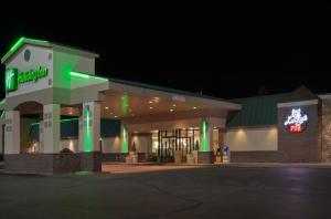 un edificio con luces verdes por la noche en Holiday Inn Spearfish-Convention Center by IHG, en Spearfish