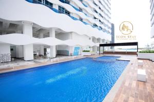 une piscine devant un bâtiment dans l'établissement The Wave Residence Melaka, à Malacca 31 autres photos