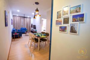 une salle à manger et un salon avec une table et des chaises dans l'établissement The Wave Residence Melaka, à Malacca