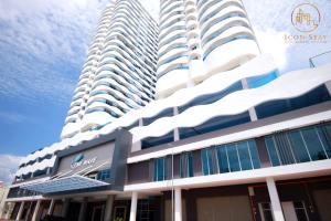 - une vue sur un bâtiment avec deux grands bâtiments dans l'établissement The Wave Residence Melaka, à Malacca