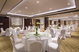 una sala de conferencias con mesas blancas y sillas blancas en Holiday Inn Beijing Airport Zone, an IHG Hotel, en Shunyi