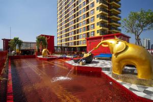 une fontaine d'eau avec une statue d'éléphant dans une ville dans l'établissement MeStyle Museum Hotel, à Bangkok