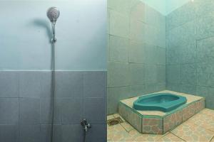 La salle de bains est pourvue d'une douche et de toilettes bleues. dans l'établissement OYO 2859 Fatan Costel Syariah, à Cianjur