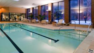 בריכת השחייה שנמצאת ב-Holiday Inn Cincinnati Airport, an IHG Hotel או באזור