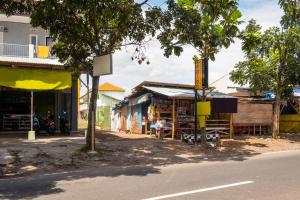 a street with a store on the side of the road at OYO 2859 Fatan Costel Syariah in Cianjur