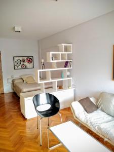 sala de estar con cama y silla en Cozy apartment in Recoleta I en Buenos Aires