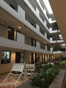 Rõdu või terrass majutusasutuses NORTHPOINT CONDO Free Airport Pick Up for 3 nights stay or more