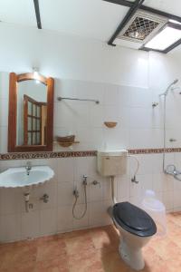 uma casa de banho com um WC e um lavatório em Rossitta Wood Castle em Cochin