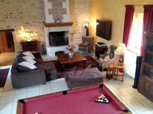 una sala de estar con una mesa de billar. en Maison de 6 chambres avec jacuzzi jardin clos et wifi a Saint Georges sur Baulche, en Saint-Georges-sur-Baulche