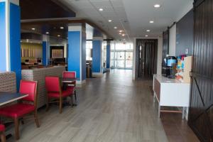 Лоби или рецепция в Holiday Inn Express & Suites West Memphis, an IHG Hotel