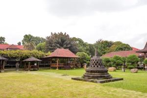 park z budynkiem i pomnikiem w trawie w obiekcie RedDoorz Plus @ Purwodadi w mieście Pasuruan
