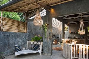 um pátio exterior com 2 cadeiras e uma lareira em Villa Nido Canggu em Canggu