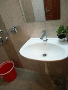 Un baño de HOTEL SPARK RESIDENCY