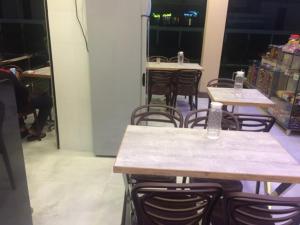 Un restaurante o sitio para comer en HOTEL SPARK RESIDENCY