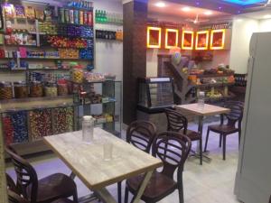 Un restaurante o sitio para comer en HOTEL SPARK RESIDENCY