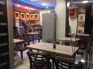 Un restaurante o sitio para comer en HOTEL SPARK RESIDENCY