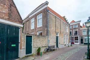 une rangée de bâtiments en briques dans une rue dans l'établissement Pakhuis de Venkel, à Zierikzee