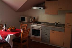 Dapur atau dapur kecil di Apartments Villa Novak