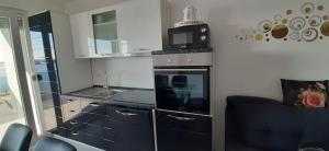 Kuchyň nebo kuchyňský kout v ubytování Apartmani Ždrijac Nin