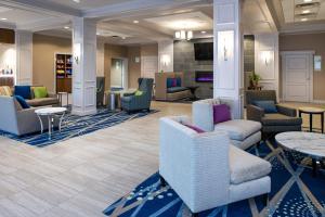 um lobby de um hotel com cadeiras e mesas em Holiday Inn Concord Downtown, an IHG Hotel em Concord