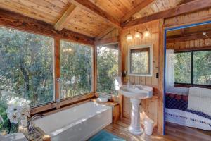 Ένα μπάνιο στο Peace of Paradise cabin