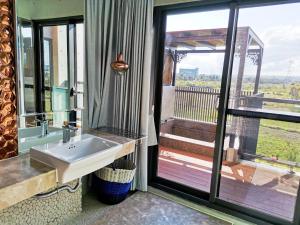 bagno con lavandino e balcone di Kenting Gala Vineyard a Nanwan