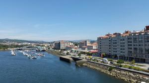 um rio com barcos numa cidade com edifícios em Macky's Pad em Pontevedra