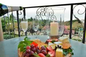 The Vineyard on Ballito في باليتو: طبق من الطعام على طاولة مع الشموع وكؤوس النبيذ