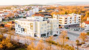 Nespecifikovaný výhled na destinaci Medžugorje nebo výhled na město při pohledu z hotelu