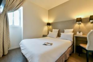 Postel nebo postele na pokoji v ubytování Logis Hôtel & Restaurant La Villa Bleue