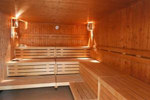 a sauna with wooden walls and a wooden floor at Haus Meeresblick FeWo Wellengang 0 in Baabe