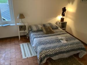 1 dormitorio con 2 camas y ventana en Les Campanules - Neuvy en Sullias, en Neuvy-en-Sullias