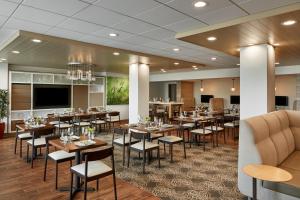 Ресторант или друго място за хранене в Holiday Inn Alexandria at Carlyle, an IHG Hotel