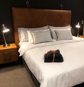 una camera d'albergo con un letto e una borsa sopra di MENLYN MAINE - One Bedroom Penthouse - NO LOAD SHEDDING!! a Pretoria