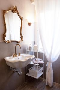A bathroom at Cinque Terre Mon Amour