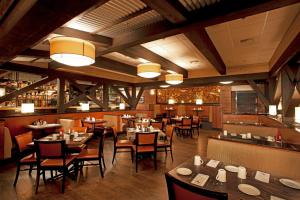 a restaurant with tables and chairs and a bar at Holiday Inn Auburn by IHG in Auburn +18 photos