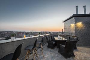 un bar con sillas y una mesa en la azotea en Corner Hotel Tashkent, en Tashkent