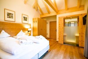 Postel nebo postele na pokoji v ubytování Parkhotel Tirolerhof
