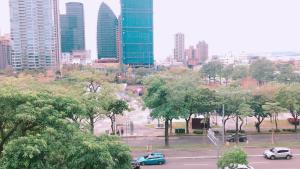 una ciudad con coches conduciendo en una calle con edificios en Hotel Dion en Taichung