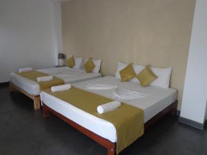 Postel nebo postele na pokoji v ubytování Hotel Star White - Negombo