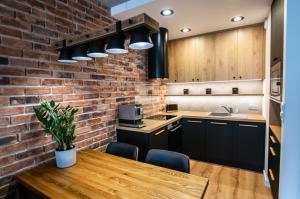 Kuchyňa alebo kuchynka v ubytovaní Apartament Małopanewska Wrocław Centrum
