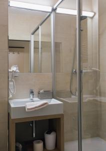 a bathroom with a sink and a shower at Hotel Guidassoni in Leibnitz