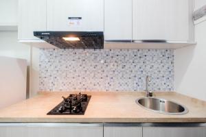 Kuchyň nebo kuchyňský kout v ubytování Cozy and Modern 1BR Apartment at Atlanta Residences By Travelio