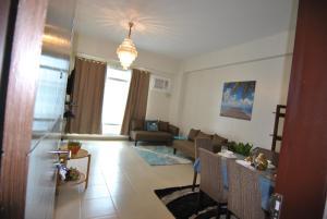 ein Wohnzimmer mit einem Sofa und einem Tisch in der Unterkunft One Madison Place Tower 1 in Iloilo City