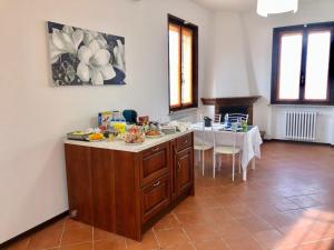 una cucina con tavolo e piano di lavoro di B&B Villa Ermanna a Mantova
